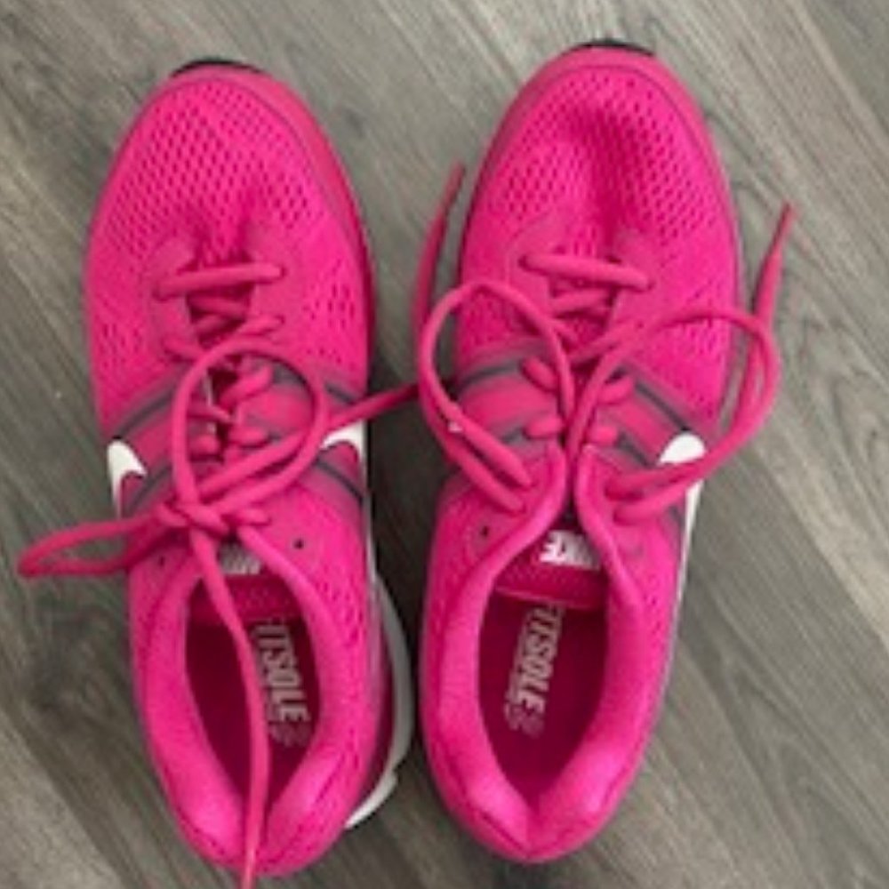 NEW Pink Nike shoes Pegasus 2